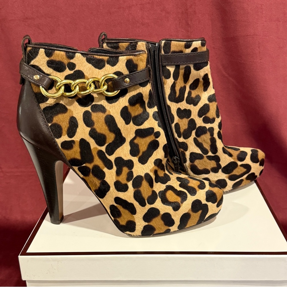 NIB Coach Anabelle A7091 Leopard Ocelot Ankle Boots Booties 10 with Gold Chain